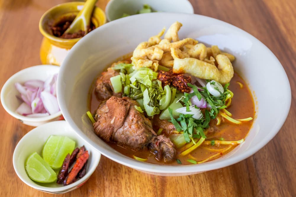 Come preparare il Khao Soi? La ricetta del curry emblematico di Chiang Mai
